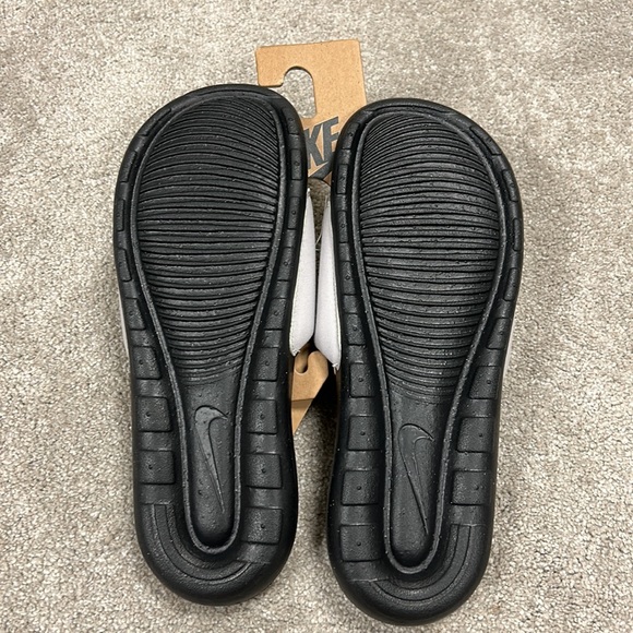 Nike Men's Slide Sandals Victori One Next Nature Size 11 NWT Black Grey Swooshes - Picture 2 of 3